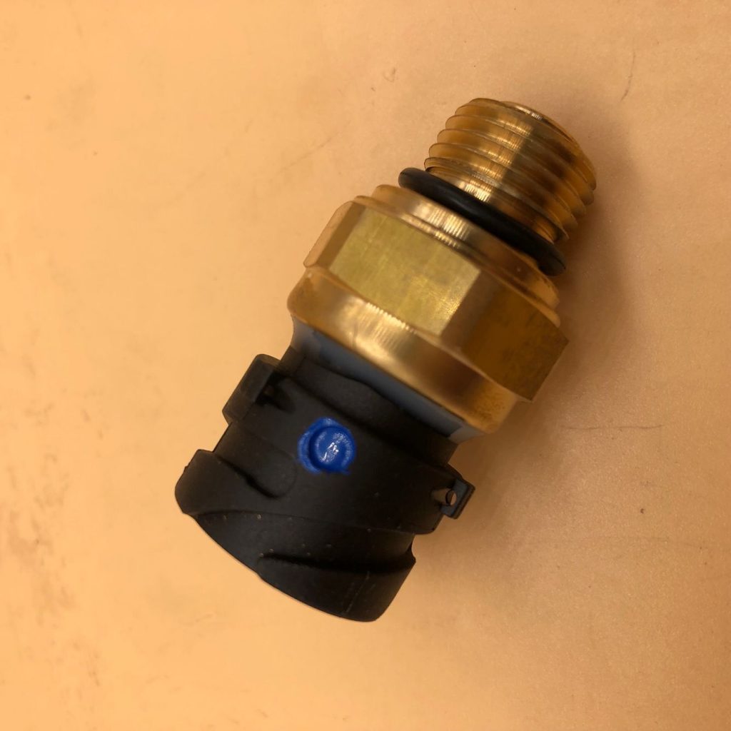 VOE21302639 21302639 fuel pressure sensor D12D D13 FH12 EC460B EC700B G930 L120F A35E PL4611 oil pressure sensor for VOLVO